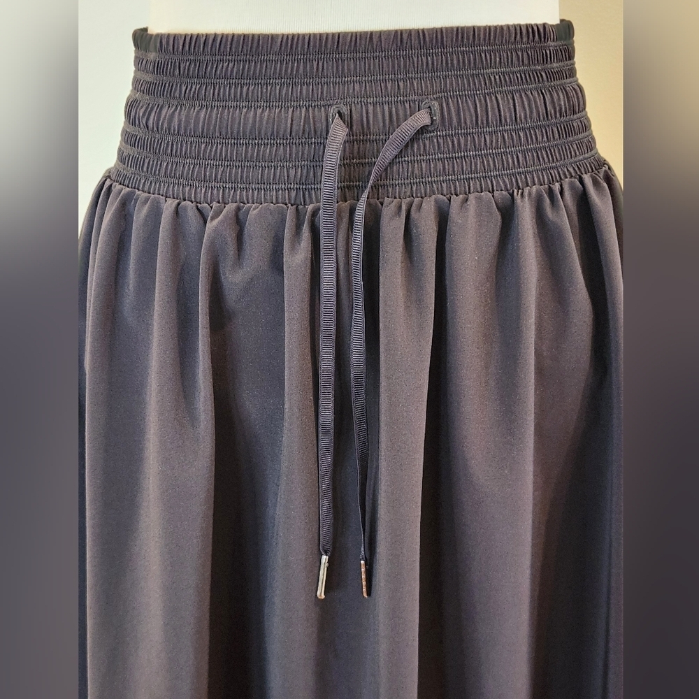 || LULULEMON || Everyday skirt, athletic wear, black, knee length, elastic waist - Picture 4 of 8